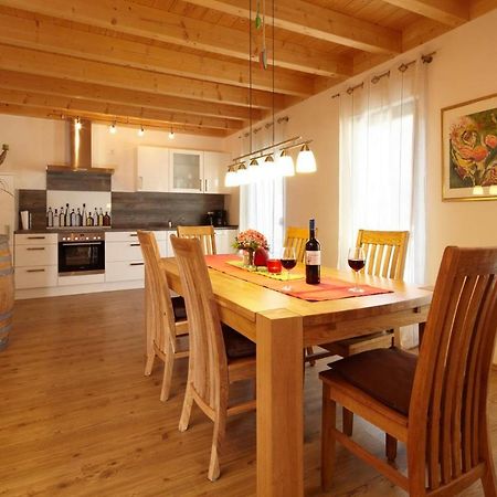 Weingut Schunck Apartment Leinsweiler Bagian luar foto
